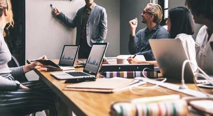 В каких условиях лица без гражданства могут работать в Азербайджане?