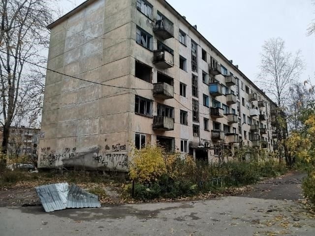 Опасное здание в Березниках: Трехэтажная квартира под угрозой обрушения